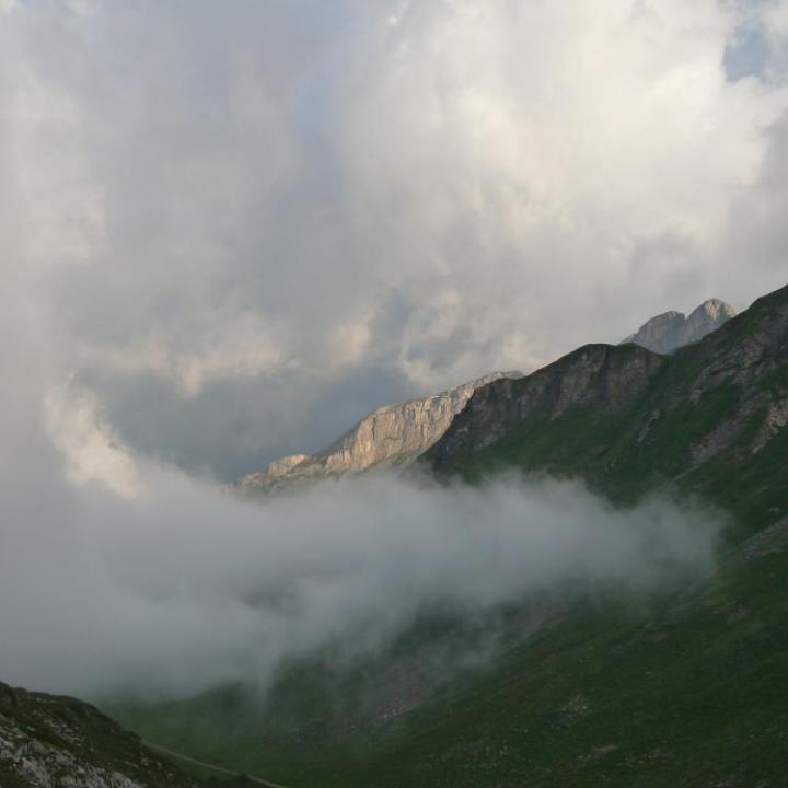 Nebel zieht den Hengliboden hoch