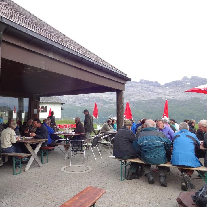 Gäste und Helfer beim Älpler-Znacht auf der Tannalp