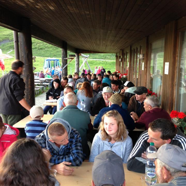 Die Älplerfamilien am Infoabend in der Tannalp