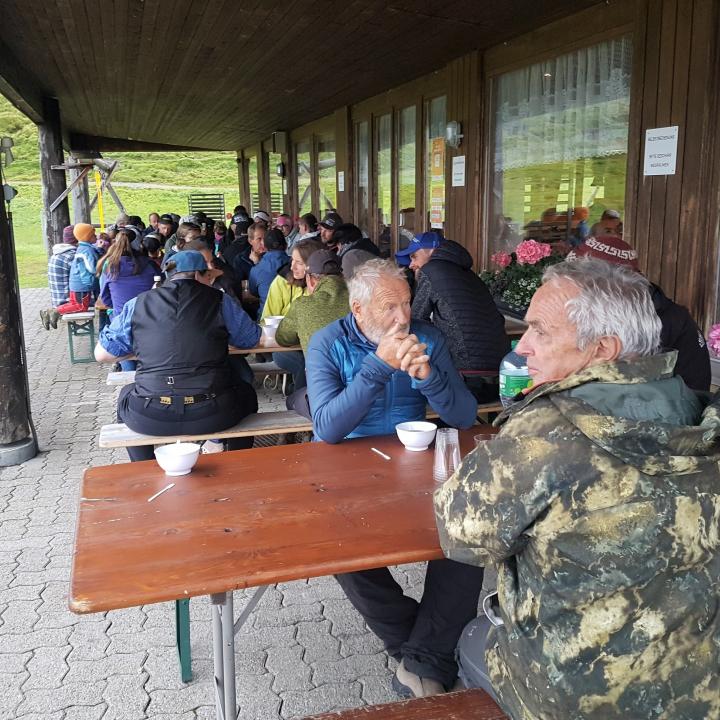 Älplerabend bei der Terrasse vom Bergasthaus Tannalp.