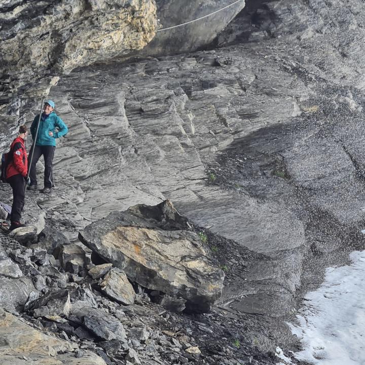 Franziska Lörcher und Fredel Abegglen vor den Felstümmern, die wir wegräumen müssen. (c) Daniel Hegglin