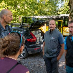 Im Klöntal wird der Ablauf der Auswilderung nochmals mit dem örtlichen Wildhüter Fridolin Luchsinger (3. v.l) besprochen. Mit dabei ist auch Walter Hermann, der den verletzten Johannes gefunden hat (4.v.l.) (c)weyrichfoto.ch