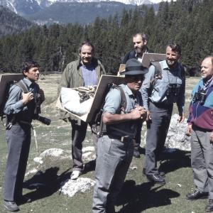 Die erste Auswilderung im Schweizerischen Nationalpark (1991). Von links nach rechts: Alfons à Porta (Nationalparkwächter), Chasper Buchli (Geschäftsleiter des Auswilderungsprojekts), Simon Luzi (Nationalparkwächter), Klaus Robin (Direktor Nationalpark), Giöri Clavuot (Nationalparkwächter), Jürg Paul Müller (Direktor Bündner Naturmuseum). Von 1991 bis 2007 wurden an diesem Standort 26 Bartgeier ausgewildert.   © Christoph Meier-Zwicky